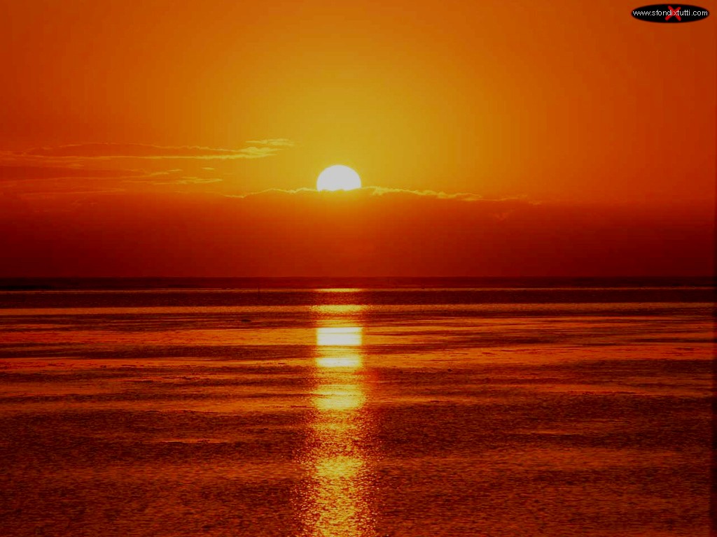 Il Mediterraneo,le meraviglie suggestive del tramonto sul mare e un senso di emozioni e pace infinito